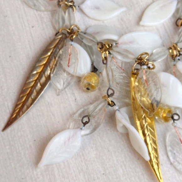 ♥️SOLD♥️ Golden Leaves Beaded & White Leafed Fringe Gold Tone Necklace - Picture 3 of 12
